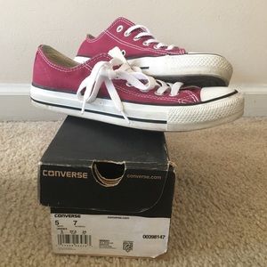 Size 5y burgundy converse